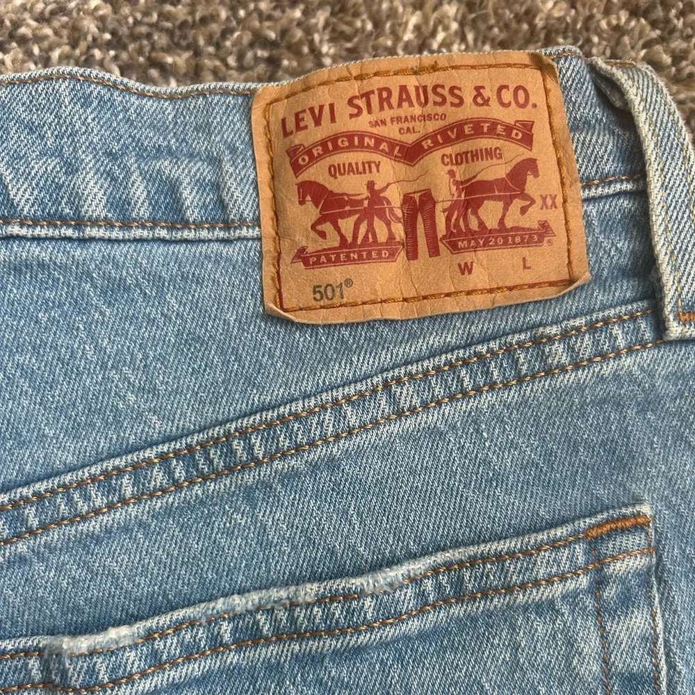 Levi’s 501 women’s button fly cut off denim shorts  size 32 - Picture 6 of 10